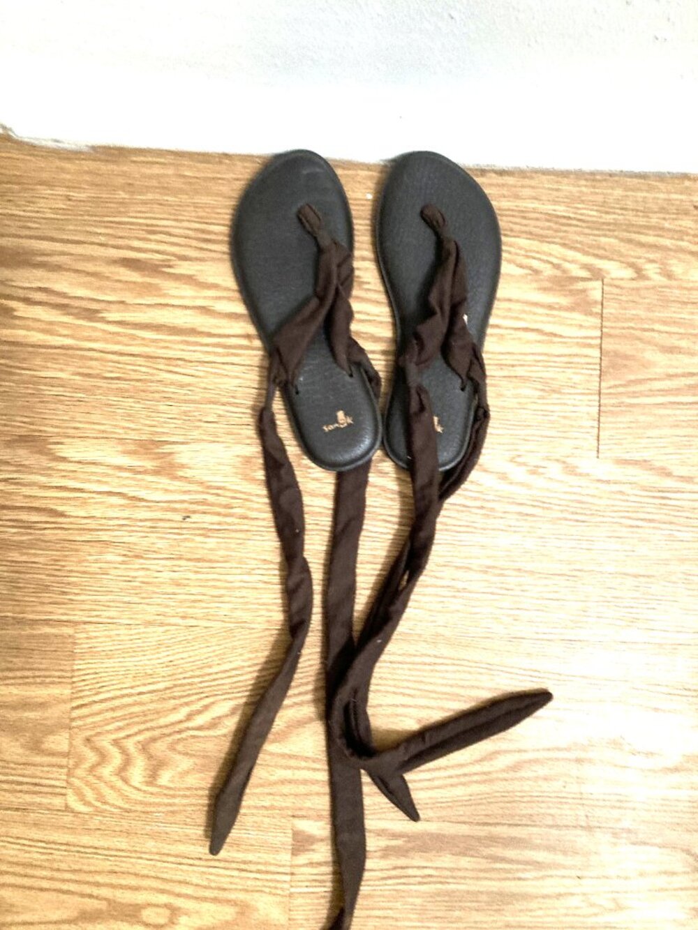 Sanuk Women's Chocolate Brown Tie Up Thong Flats Shoes